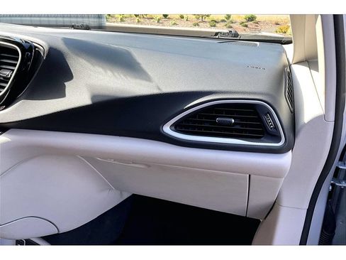 Used 2024 Chrysler Pacifica Touring-L FWD image 16