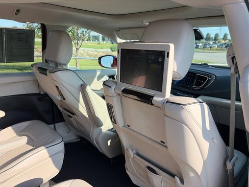 Used 2018 Chrysler Pacifica Limited w/ Advanced Safetytec Group FWD image 34
