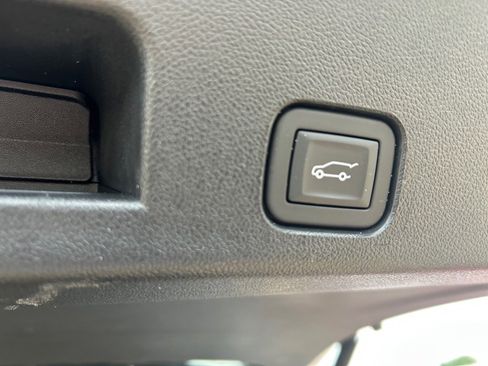 Used 2025 GMC Acadia Elevation image 9