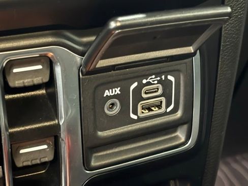 Used 2021 Jeep Wrangler Unlimited Rubicon w/ Cold Weather Group AWD/4WD image 31