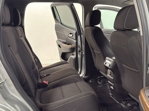 Used 2018 GMC Acadia SLE image 17