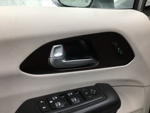 Used 2017 Chrysler Pacifica Limited w/ UConnect Theater Package image 6