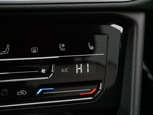 Certified 2025 Volkswagen Taos SEL image 29