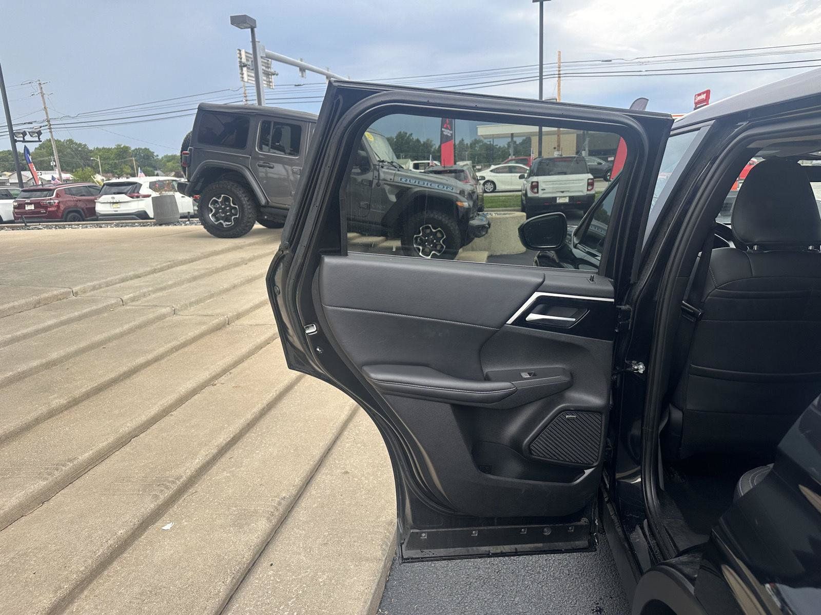 Used 2025 Mitsubishi Outlander AWD image 26