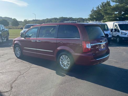 Used 2013 Chrysler Town & Country Touring-L w/ Driver Convenience Group FWD image 3