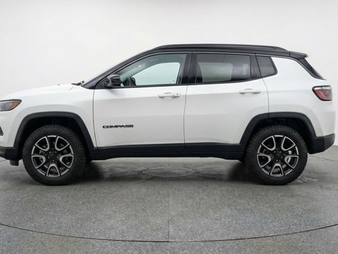 Used 2025 Jeep Compass Trailhawk image 5
