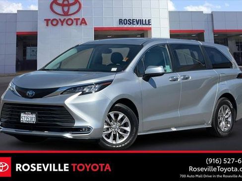 Certified 2022 Toyota Sienna XLE image 1