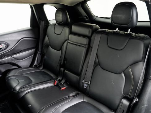 Used 2017 Jeep Cherokee Limited image 23