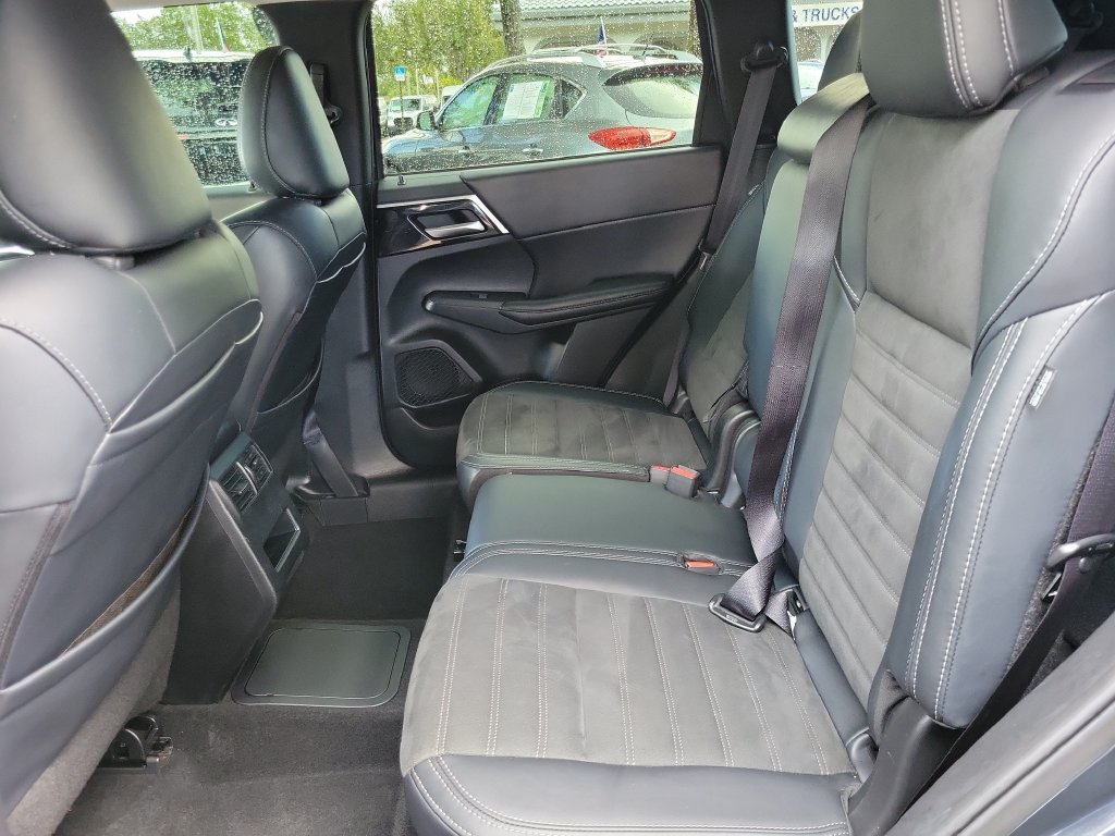 Used 2024 Mitsubishi Outlander 4WD Plug-In Hybrid image 8