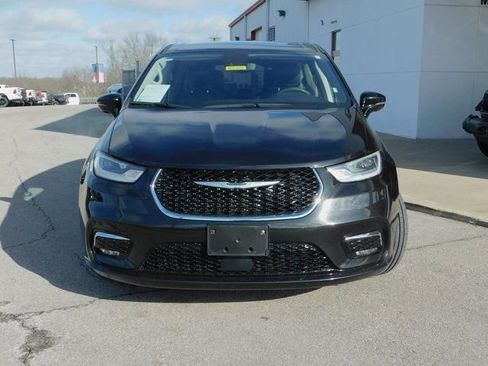 Used 2024 Chrysler Pacifica Select image 21