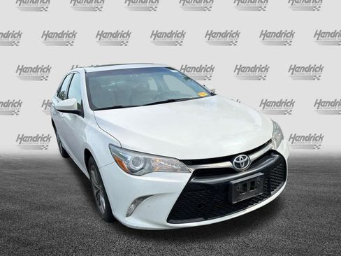 Used 2015 Toyota Camry SE w/ Moonroof Package FWD image 3