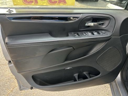 Used 2017 Dodge Grand Caravan SE image 13