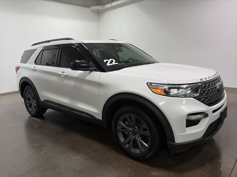 Used 2022 Ford Explorer XLT w/ Equipment Group 202A AWD/4WD image 4