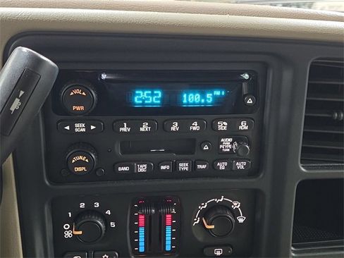 Used 2004 Chevrolet Suburban LS image 16