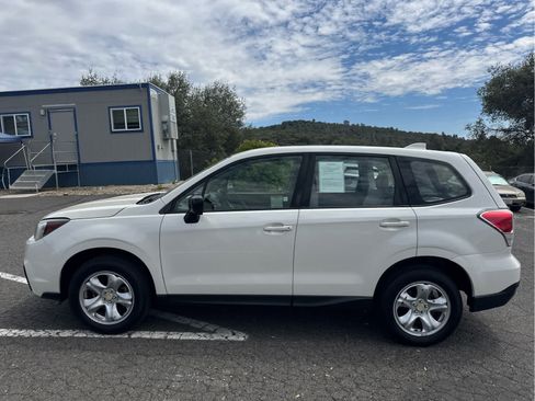 Used 2017 Subaru Forester 2.5i AWD/4WD image 8