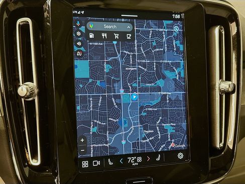 Used 2024 Volvo XC40 B5 Plus image 22