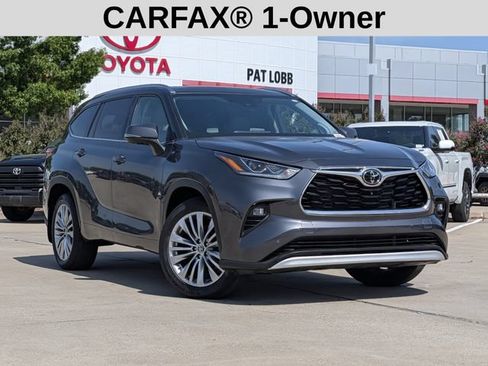Used 2024 Toyota Highlander Platinum AWD/4WD image 2