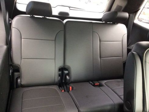 Used 2023 Chevrolet Traverse Premier FWD image 23