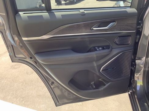 New 2023 Jeep Grand Cherokee Overland w/ Luxury Tech Group IV image 27