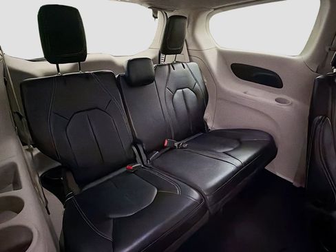 Used 2023 Chrysler Pacifica Touring-L image 26