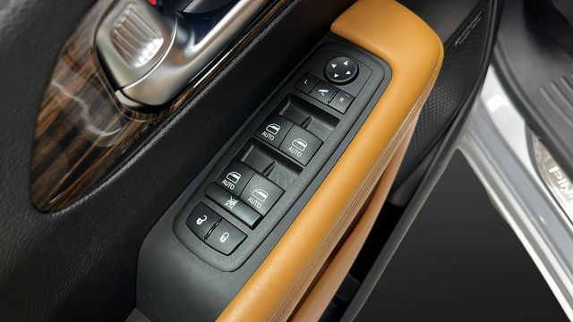 Used 2023 Chrysler Pacifica Pinnacle FWD image 21