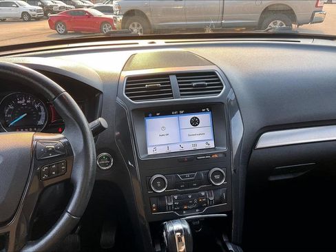 Used 2018 Ford Explorer XLT w/ Equipment Group 201A FWD image 6