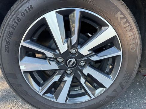 Used 2025 Nissan Versa SV image 28