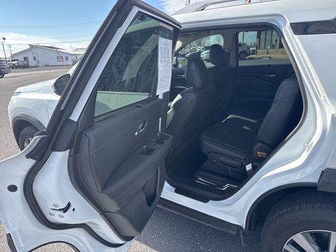 Used 2025 Nissan Pathfinder SL w/ Cargo Package image 16