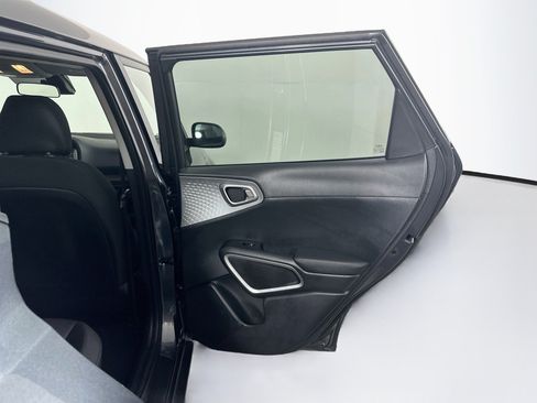 Used 2025 Kia Soul LX w/ LX Technology Package FWD image 28