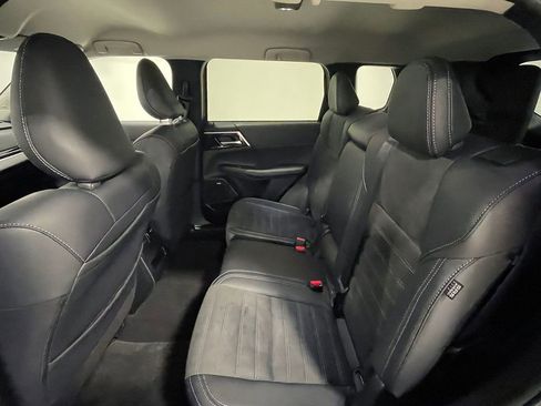 Used 2025 Mitsubishi Outlander AWD image 18