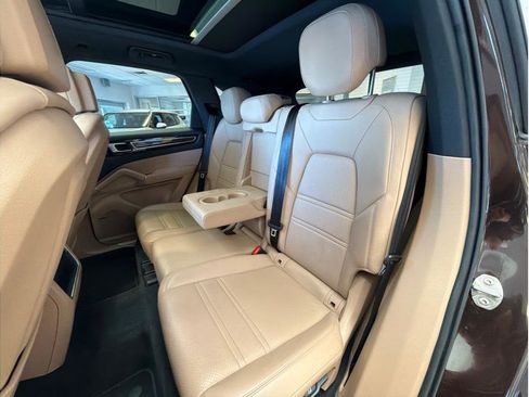 Used 2022 Porsche Cayenne Platinum Edition image 31