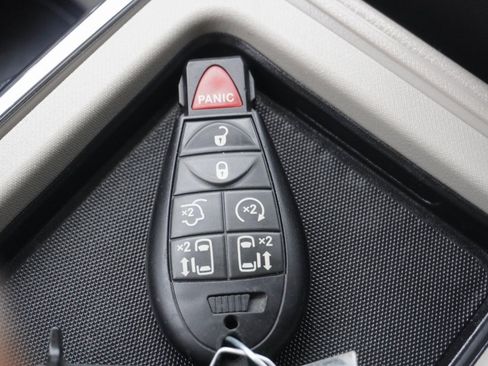 Used 2015 Chrysler Town & Country Touring-L w/ Driver Convenience Group image 33