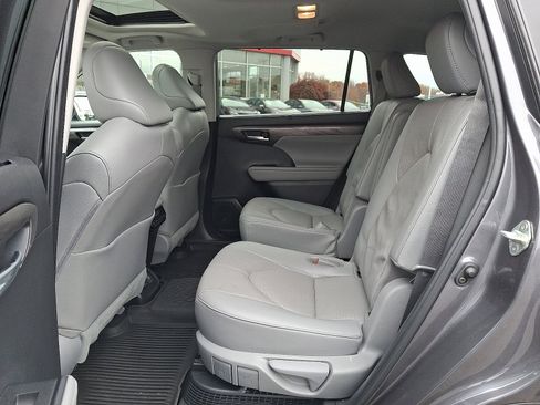 Used 2023 Toyota Highlander Limited image 11
