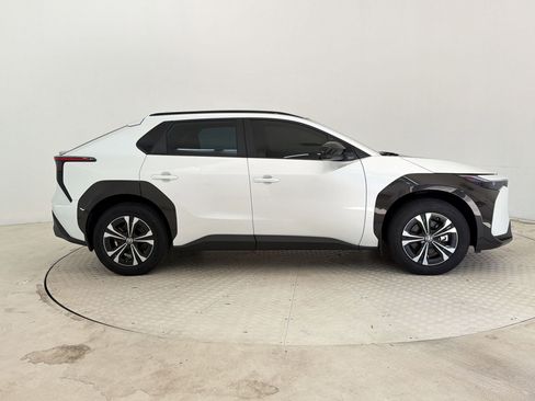 Used 2024 Toyota bZ4X XLE AWD/4WD image 8
