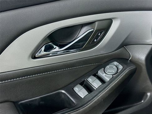 Used 2023 Chevrolet Traverse LT image 17