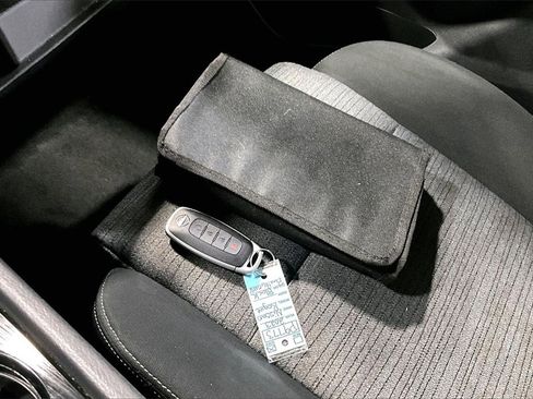 Used 2023 Nissan Rogue SV image 32