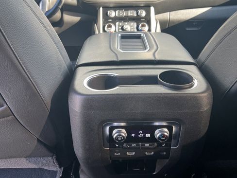 Used 2021 GMC Yukon XL Denali w/ Denali Premium Package image 16