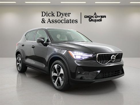 Certified 2025 Volvo XC40 B5 Plus w/ Protection Package Premier image 9