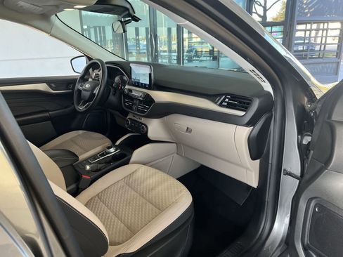 Used 2022 Ford Escape SE w/ SE Sport Appearance Package image 32