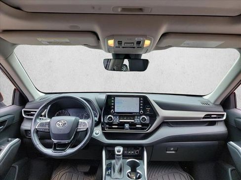 Used 2020 Toyota Highlander XLE FWD image 16
