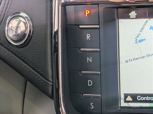 Used 2018 Lincoln Continental Select image 12