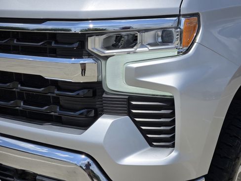 Used 2022 Chevrolet Silverado 1500 LT AWD/4WD image 29
