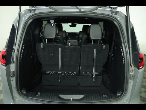 Used 2025 Chrysler Pacifica Select image 11