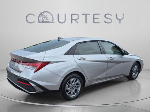 Used 2025 Hyundai Elantra Hybrid w/ Cargo Package FWD image 5