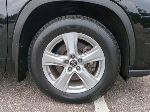 Used 2023 Toyota Highlander LE image 11