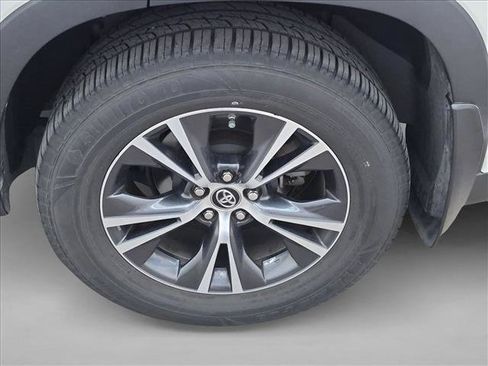 Used 2018 Toyota Highlander Plus w/ Carpet Mat Package (TMS) AWD/4WD image 15