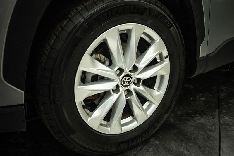Used 2025 Toyota Corolla Cross LE FWD image 3