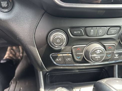 Used 2019 Jeep Cherokee Limited AWD/4WD image 14