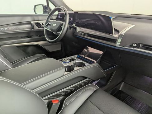 Used 2026 Cadillac Vistiq Platinum w/ LPO, Floor Liner Package AWD/4WD image 28