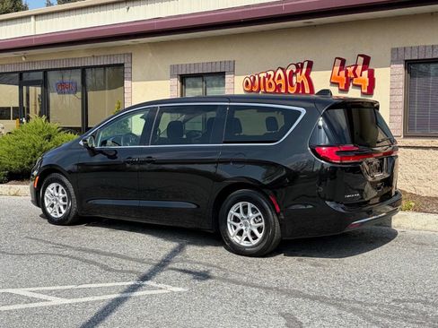 Used 2023 Chrysler Pacifica Touring-L FWD image 4